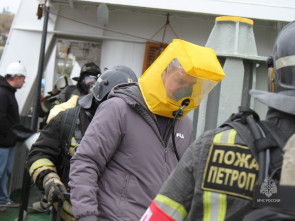 Камчатские пожарные провели учения по тушению пожара на транспортном рефрижераторе «Пётр Ильичёв»