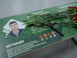 ​В школе № 36 Петропавловска-Камчатского установили &laquo;Парты Героев&raquo; 5