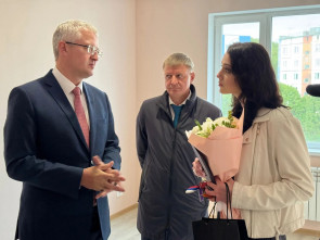 На Камчатке дети-сироты получили ключи от квартир в новом доме 1