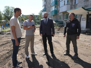Сергей Лозовский проинспектировал работы по благоустройству придомовых территорий в Елизово