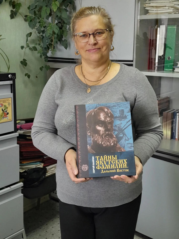Валентина Броневич подарила библиотеке и архиву Паланы книгу о казаках