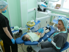 Детские стоматологи из Москвы, чей приезд организовала Ирина Яровая, за первую неделю приемов оказали помощь 687 детям Камчатки