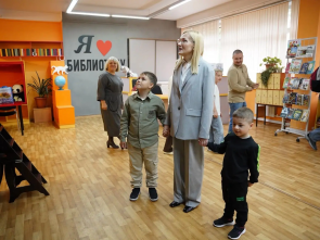 Ирина Яровая вместе с камчатскими детьми передала краевой библиотеке серию редких книг о Великой Отечественной войне 2