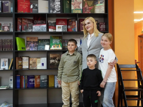 Ирина Яровая вместе с камчатскими детьми передала краевой библиотеке серию редких книг о Великой Отечественной войне 1