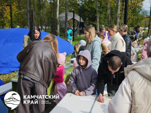 Море жизни на берегу реки 0
