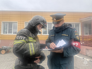 50 пожарных и 8 единиц техники отработали спасение людей на учениях в паратунском интернате 1
