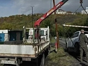 Брошенный автомобиль на улице Омская в камчатской столице убрали после вмешательства мэрии 1