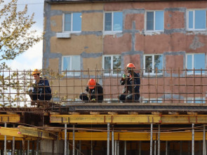 На стройке ледового дворца в камчатском городе Елизово кипит работа