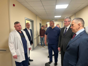 Полпред ДФО Юрий Трутнев и глава Камчатки Владимир Солодов пообщались с медиками в новой больнице