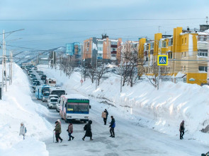 В столице Камчатки устраняют последствия мощного снегопада 3