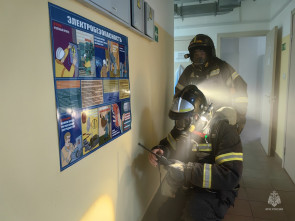50 пожарных и 8 единиц техники отработали спасение людей на учениях в паратунском интернате 7