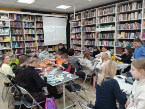 Собакам из приюта "Под крылом Кутха" подарили разноцветные игрушки ручной работы 1