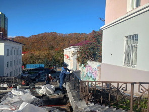 На Камчатке продолжается обновление центральных лестничных переходов 12