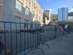 На Камчатке продолжается обновление центральных лестничных переходов 14