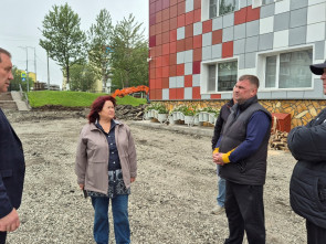 К 20 августа сдать обязательно&raquo;: врип главы камчатской столицы проверил ремонт у школы №27 2