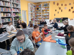 Собакам из приюта "Под крылом Кутха" подарили разноцветные игрушки ручной работы 0