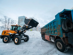 В столице Камчатки устраняют последствия мощного снегопада 10