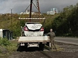 Брошенный автомобиль на улице Омская в камчатской столице убрали после вмешательства мэрии 0