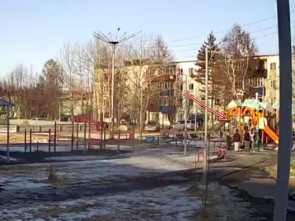 ​В Елизове подростки сломали картины в парке 